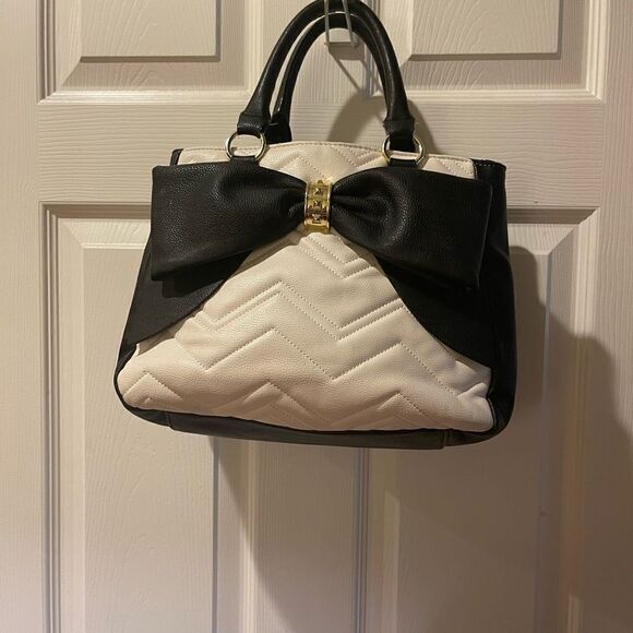 Betsey Johnson off white & Black quilted faux leather satchel with bow accent - Picture 3 of 14